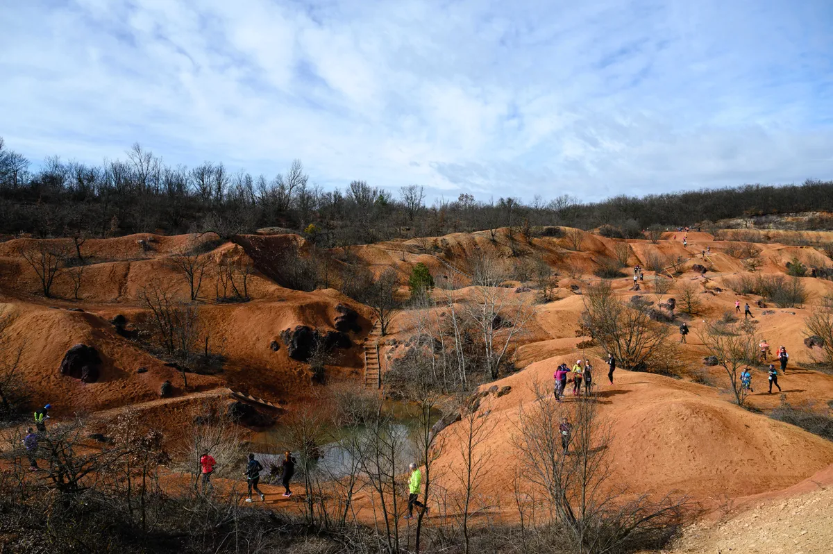 bauxitbánya Gánton kirándulókkal. 