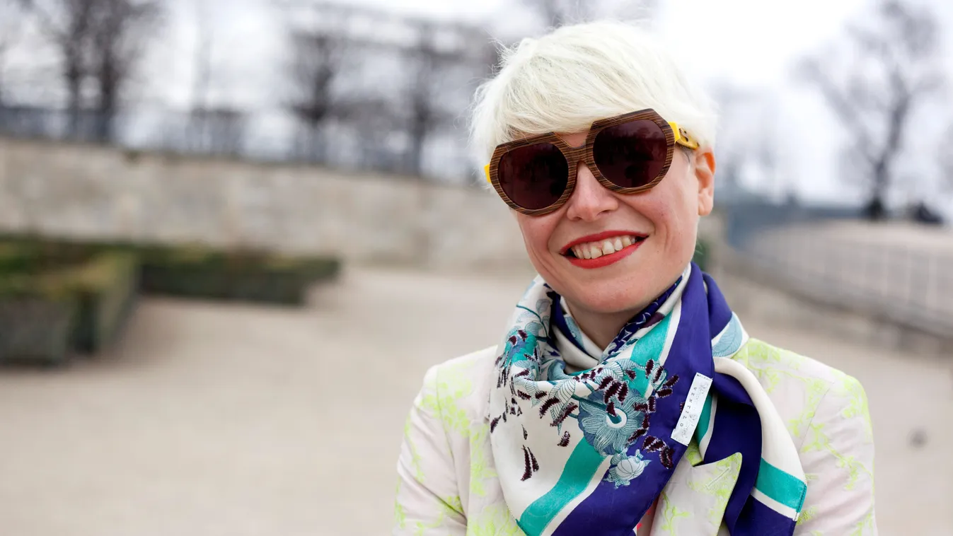 Stílusos középkorú nő tavaszi sálban.