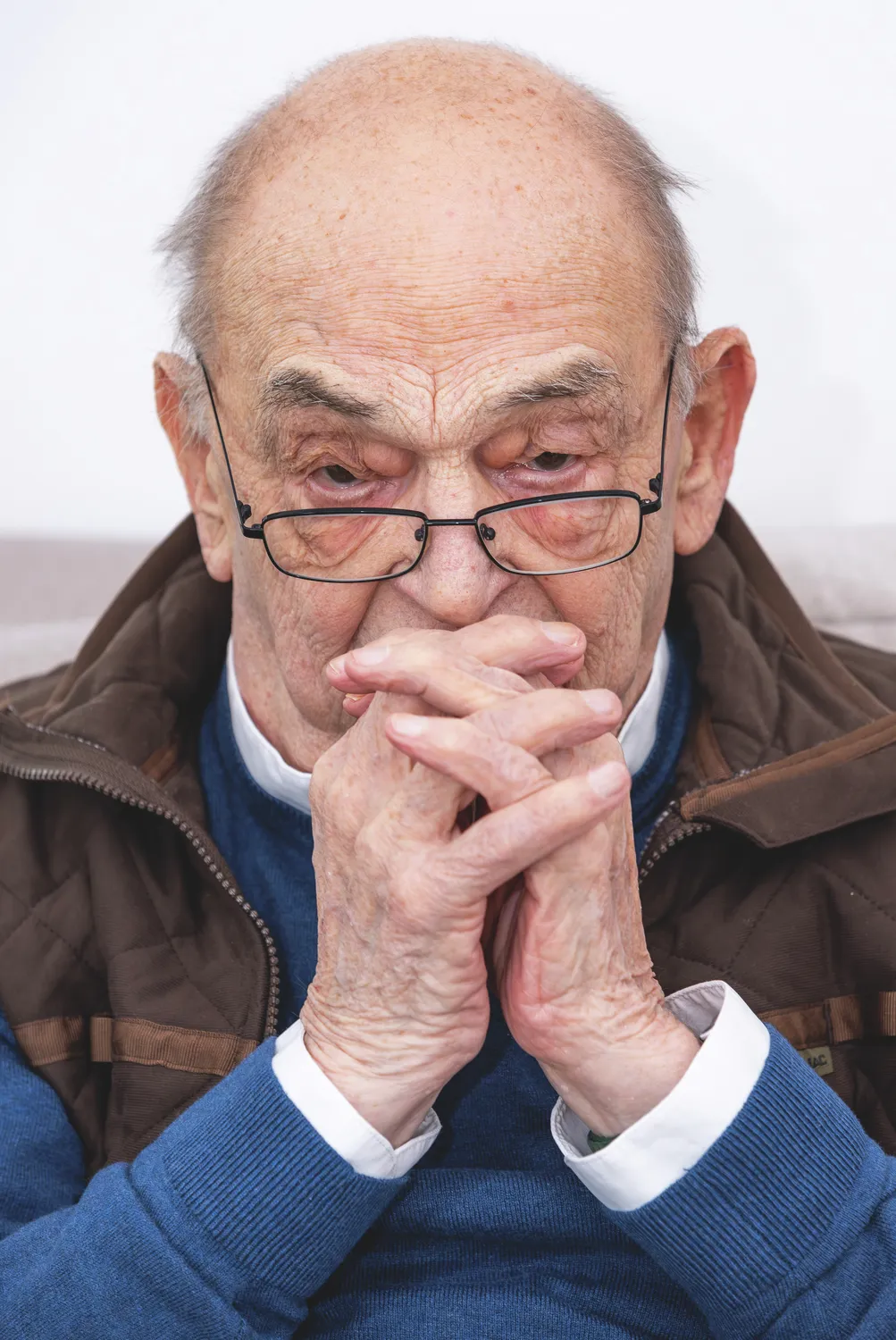 Bodrogi Gyula az évek során számtalan szerettének állt a sírjánál.