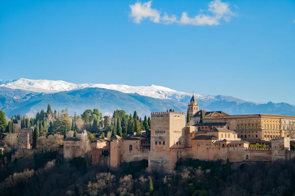 A holtszezon egyik legjobb tavaszi úti célja, a spanyolországi Granada és az Alhambra.