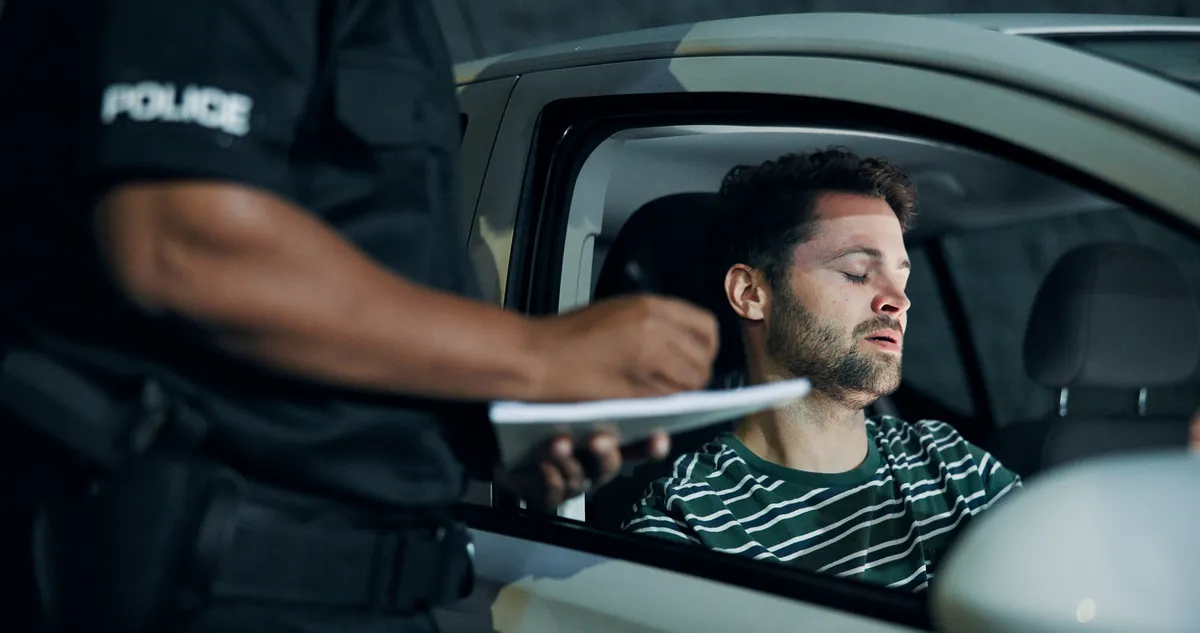 Rendőr megállította a sofőrt.