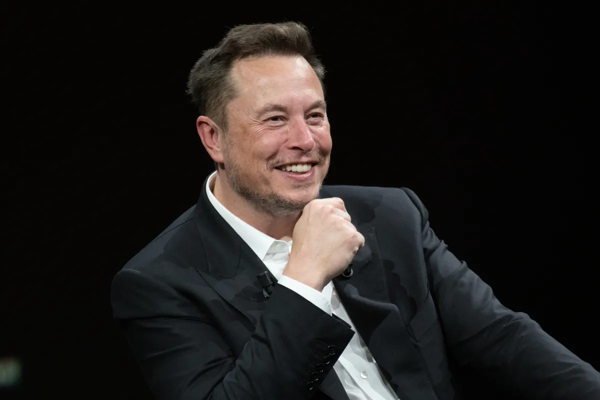 Elon Musk menekül a hatóságok elől?