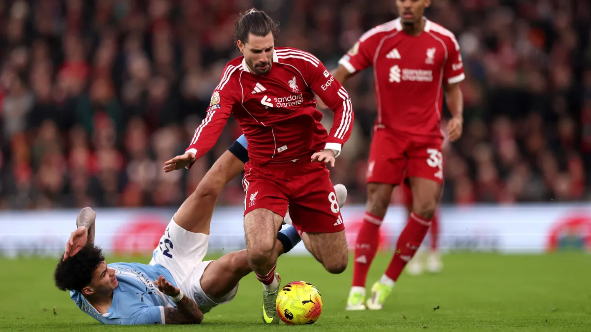 Szoboszlai Dominik (középen) kezdőként szerepelt a Liverpool-Manchester City meccsen