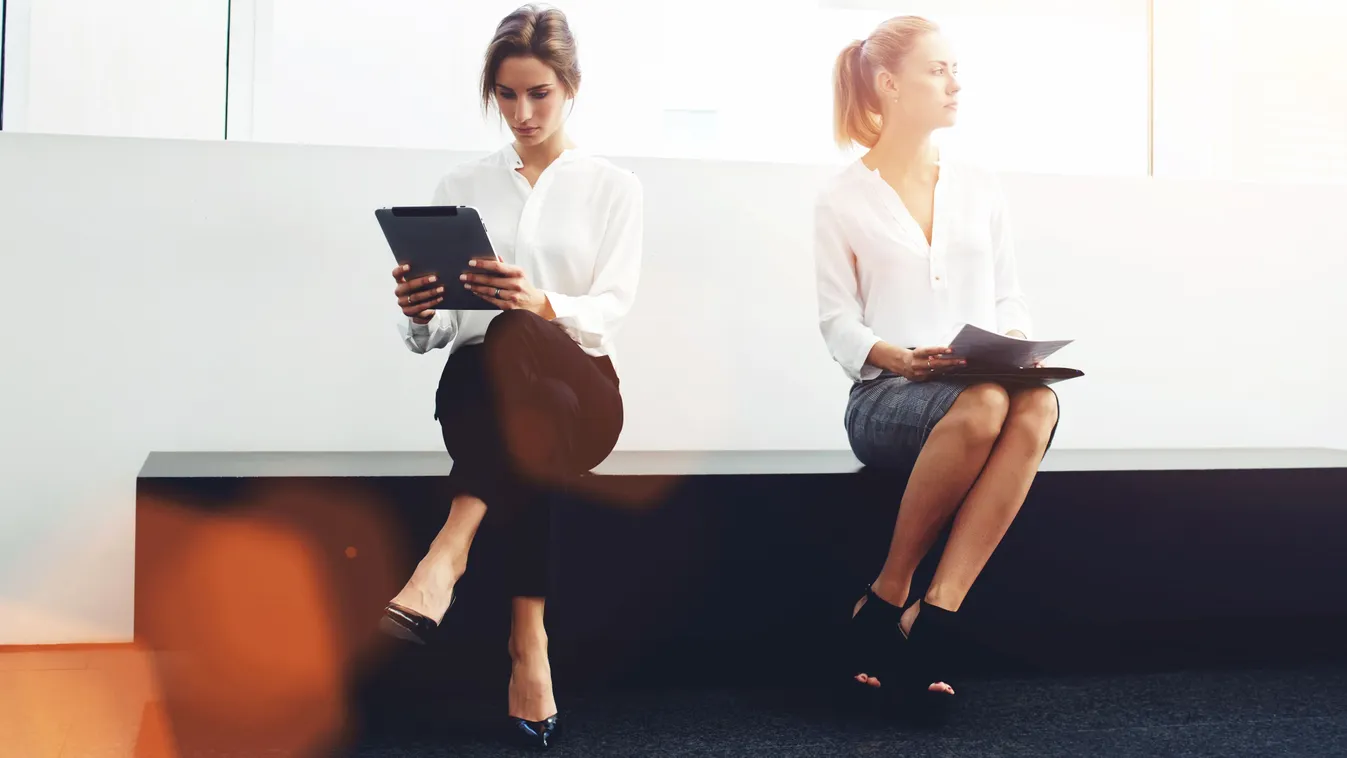 Irigység két állásinterjúzó nő között