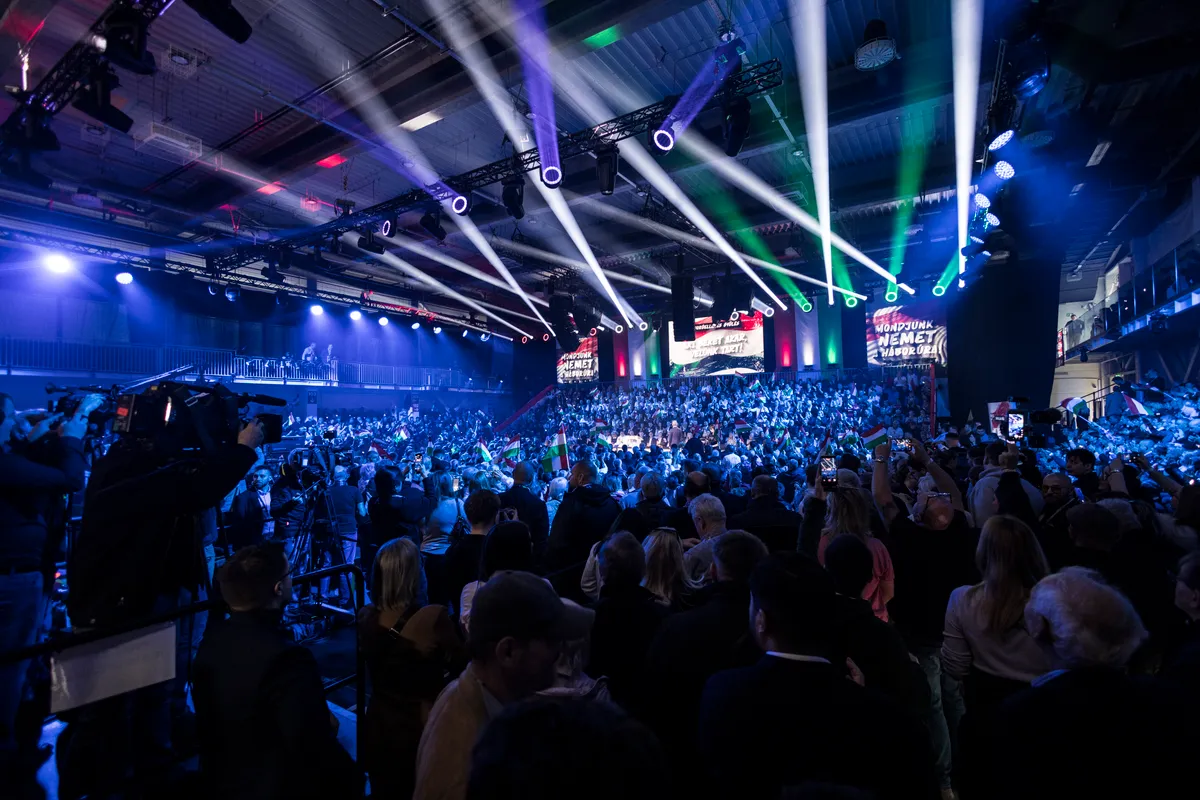 Telt házzal dübörög az esztergomi Háborúellenes Gyűlés.