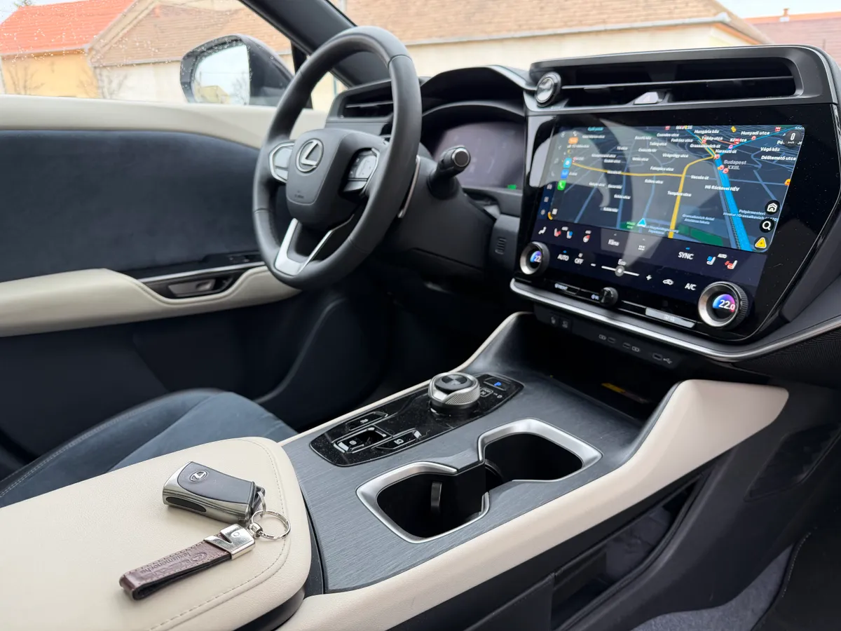 Lexus RZ 300e teszten: egy közeli kép az autó belső teréről.