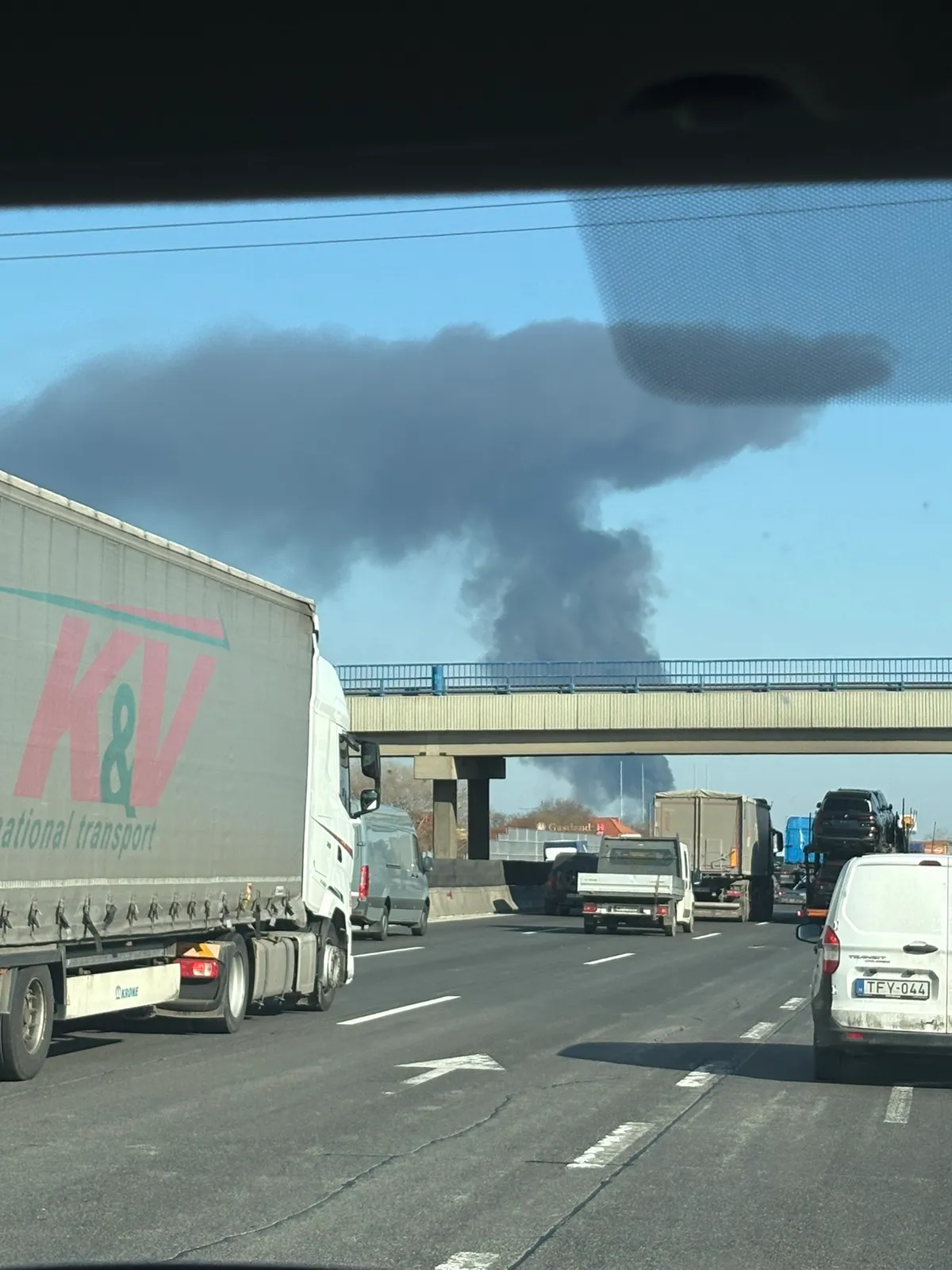 Messziről látszik a füstoszlop az M0-son
