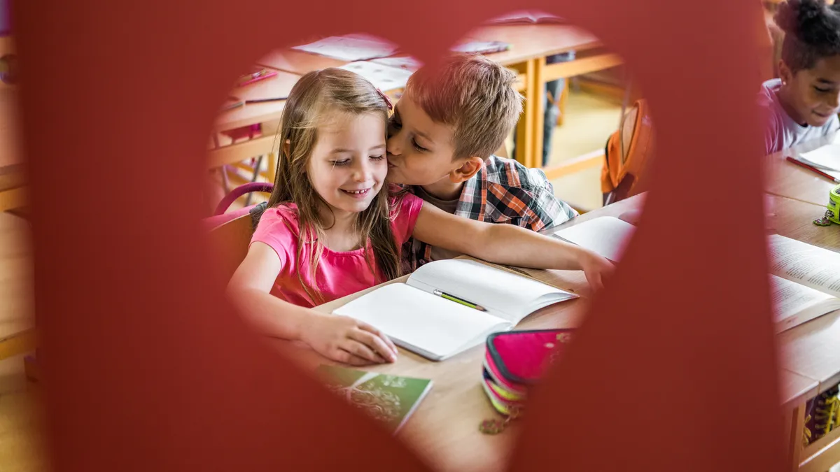Szívecskék a naplóban – amikor a gyereked szerelmes lesz