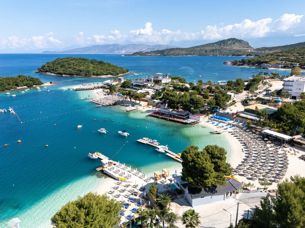 Albánia népszerű tengerpartja Ksamil.