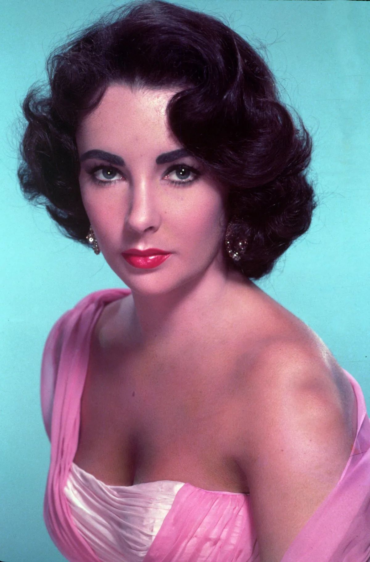 Elizabeth Taylor színes portréja. 