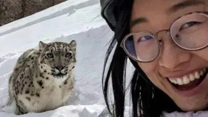 Hópárduccal szelfizett, az állat azonnal neki is ugrott