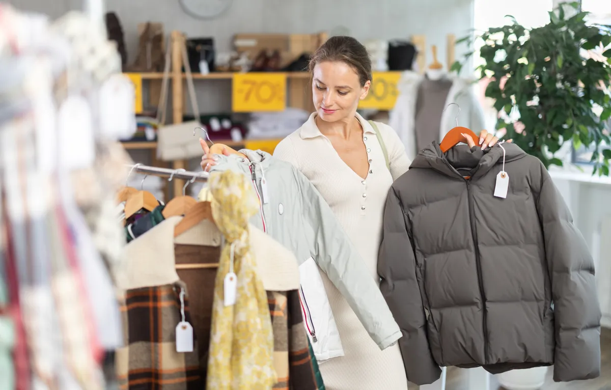 Téli kabát és márkás ruha vásárlása a következő szezonra
