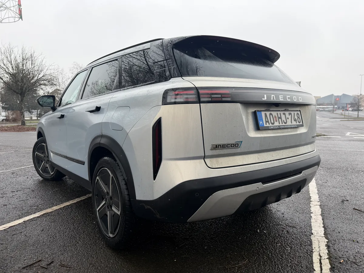 Jaecoo 7 SHS teszt: kép az autó hátuljáról.