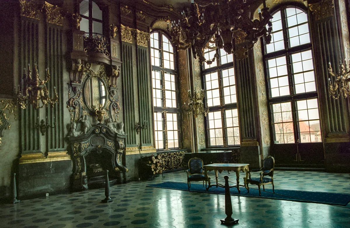 A lengyelországi Książ váránk gazdagon díszített egyik terme.