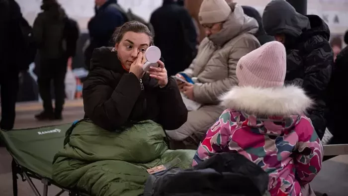 Plüssjátékokkal tömik be az ablakok repedéseit Kijevben