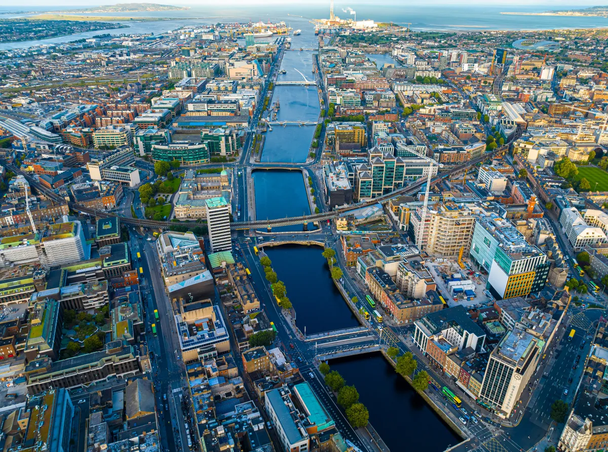 Dublin látnivalói a várost átszelő Liffey-folyó mindkét partján megtalálhatók. 