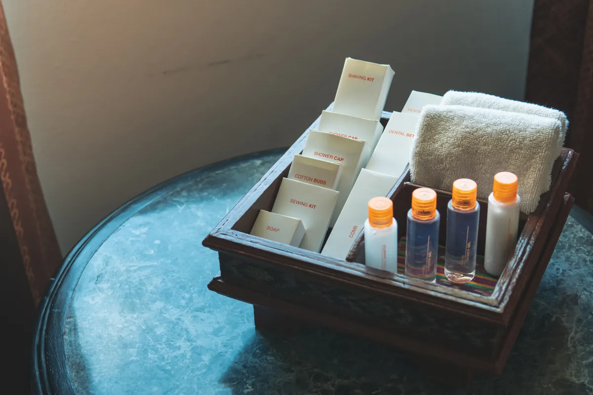 A zuhanysapka mindig megtalálható a szállodai piperecikkek között. 