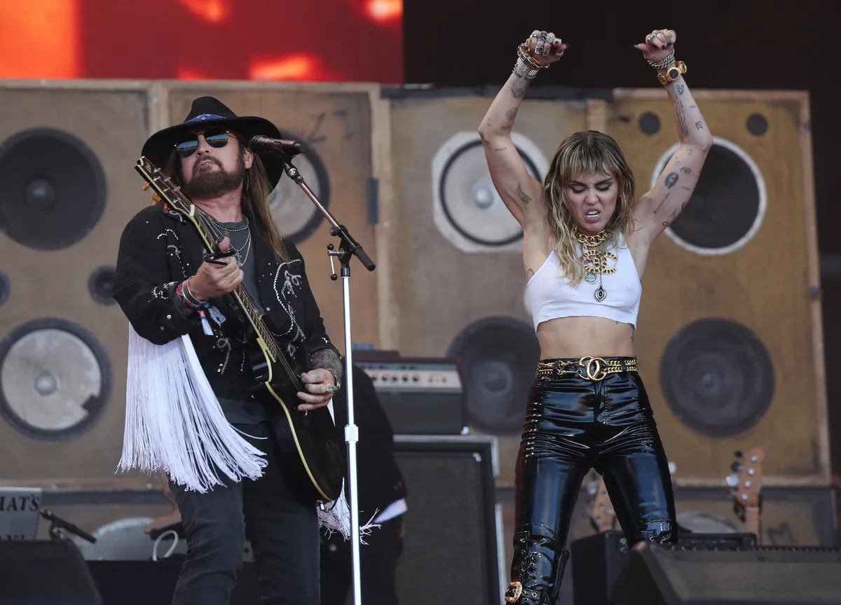 Miley Cyrus apja ellen súlyos vádakat fogalmazott meg Billy Ray Cyrus volt felesége, Firerose