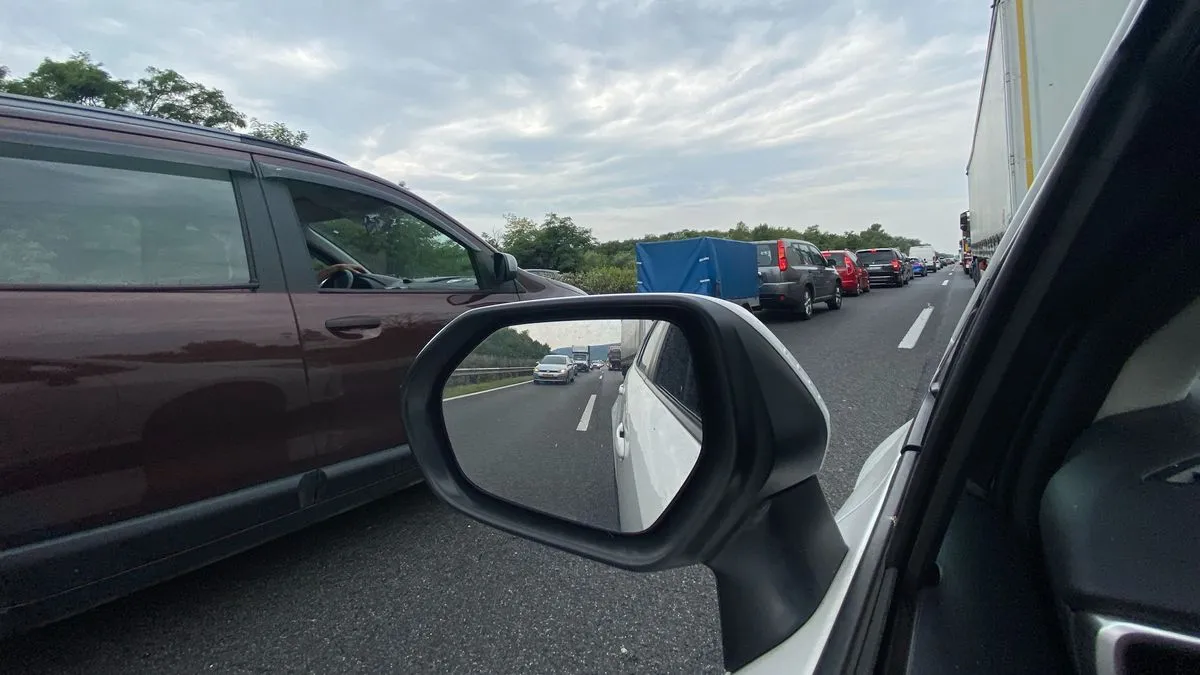 Lassan halad a forgalom az M1-esen baleset miatt