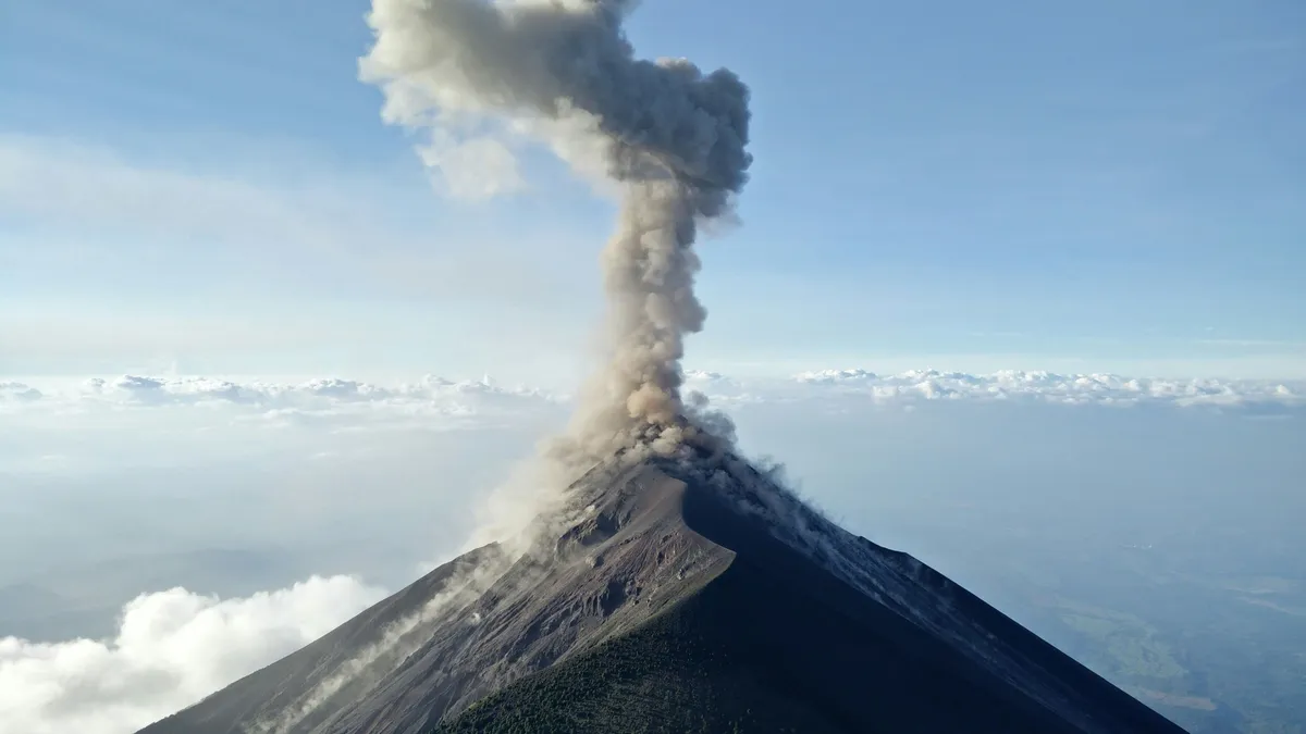 Kiadták a vészjelzést: kitörhet a hírhedt vulkán, óriási pusztulást okozhat