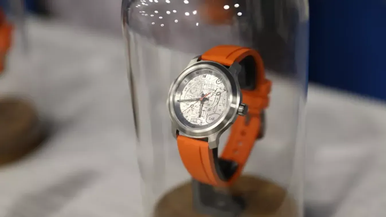 A pulcsi után itt az Orbán-firkás óra! Megtudtuk, ki kapta az első darabot belőle