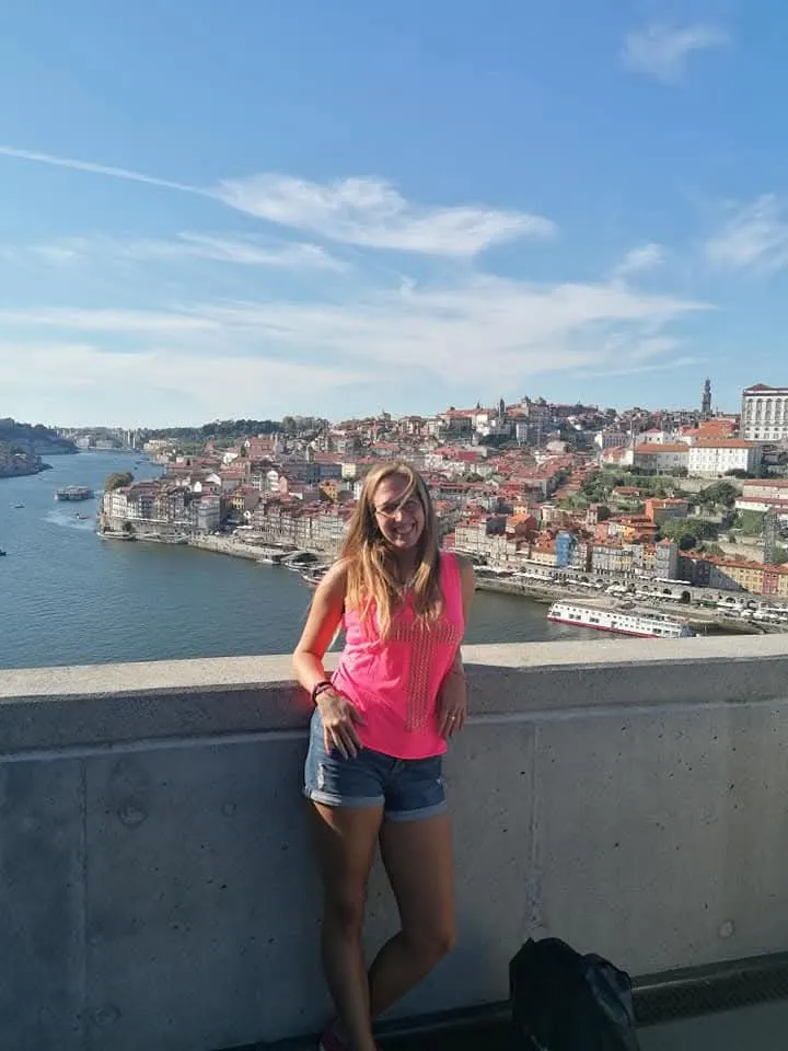 A fiatal lány imád utazni, hobbija a kirándulás&nbsp;