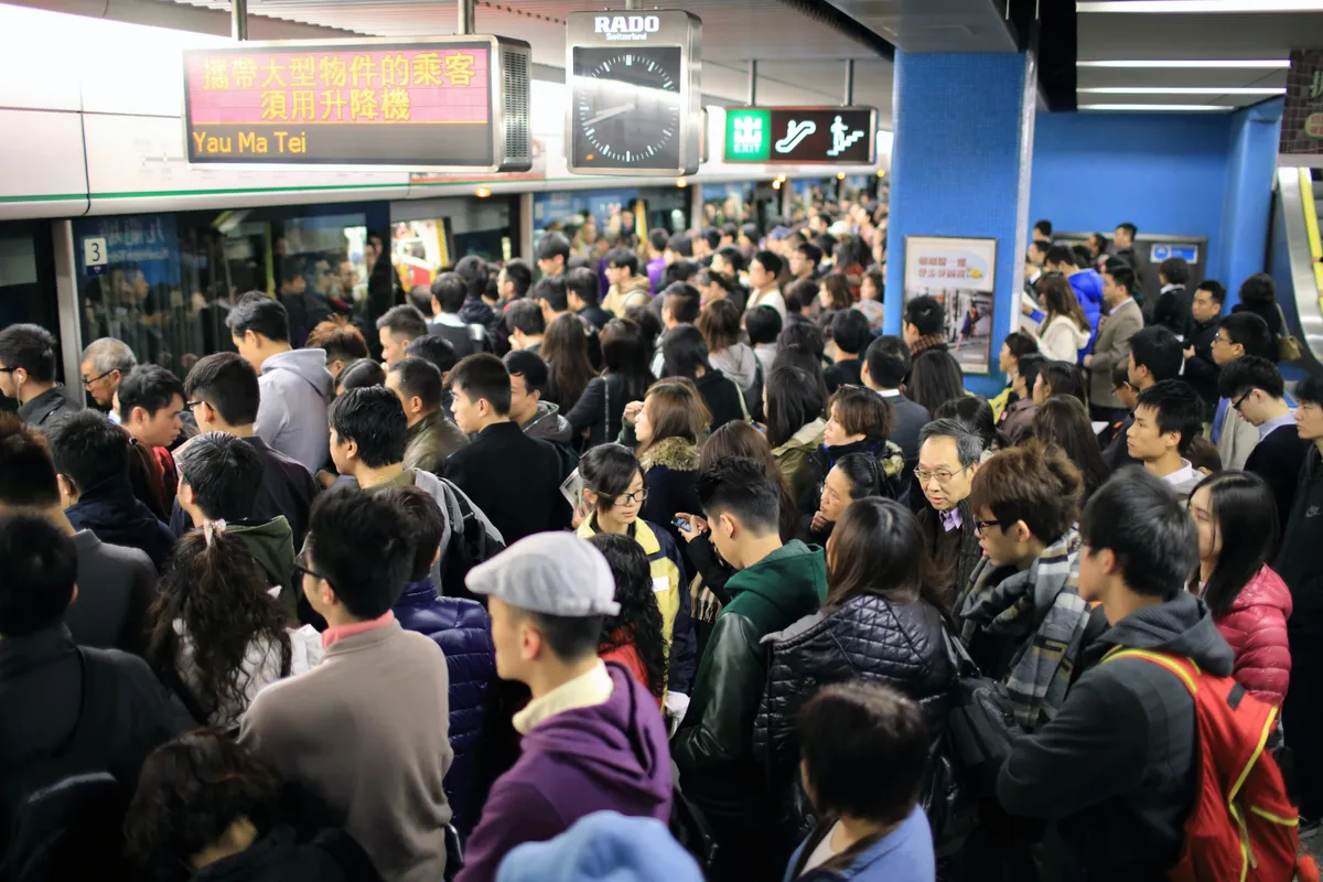 tolakodó tömeg a metrón Kínában, ami miatt Kína avilág egyik legbarátságtalanabb országa.