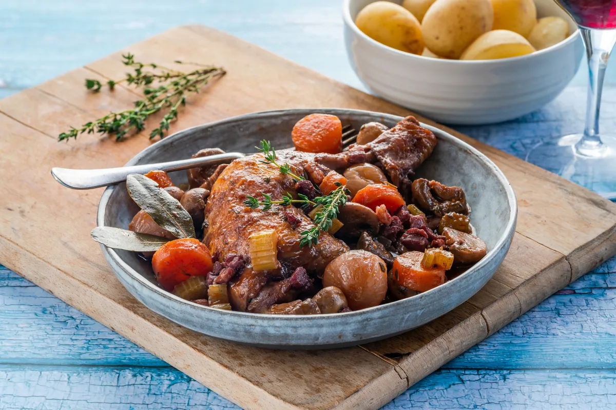 Valentin-napi recept: coq au vin – Vörösboros kakaspörkölt.