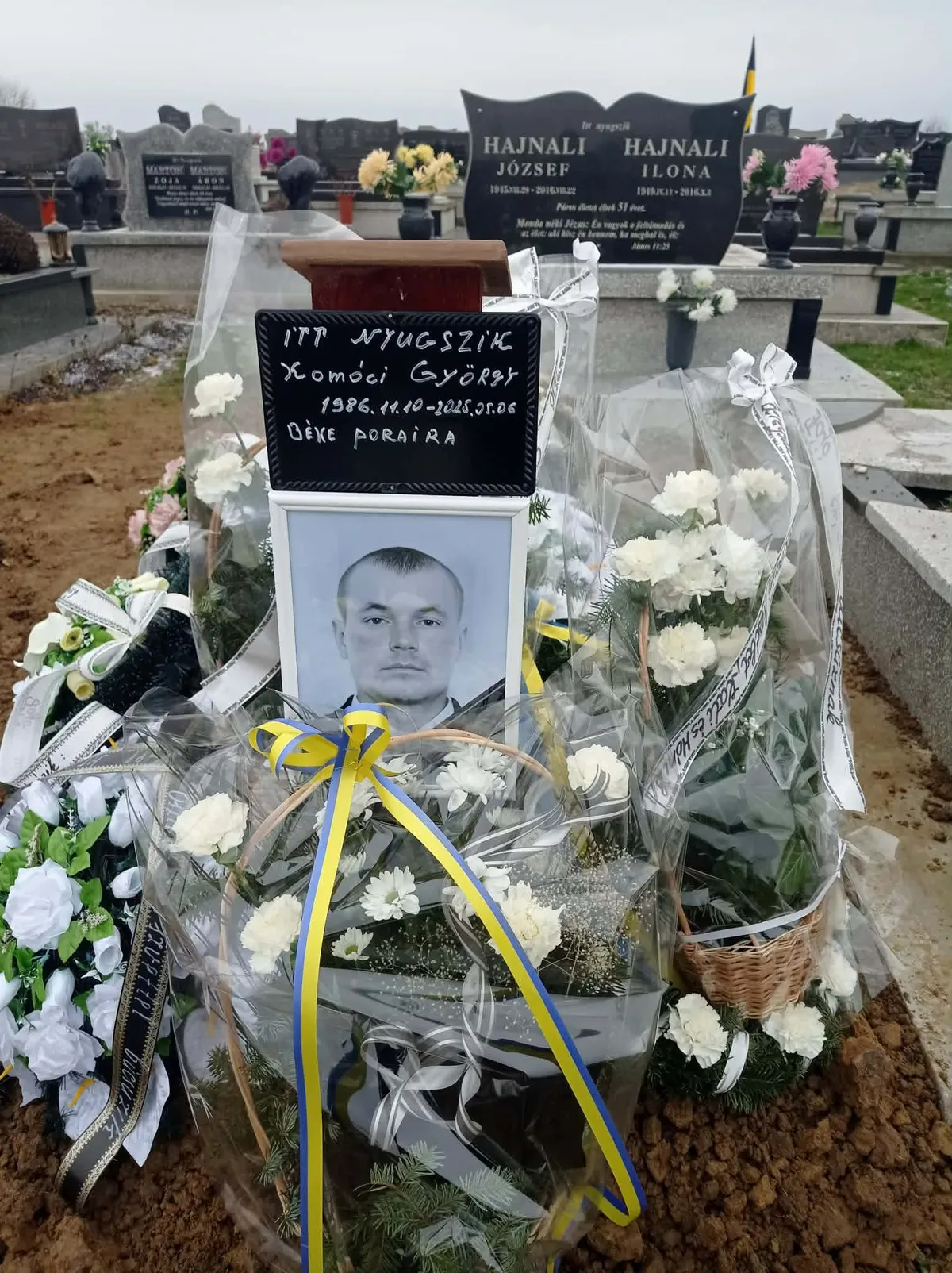 Az elhunyt magyar katona sírja