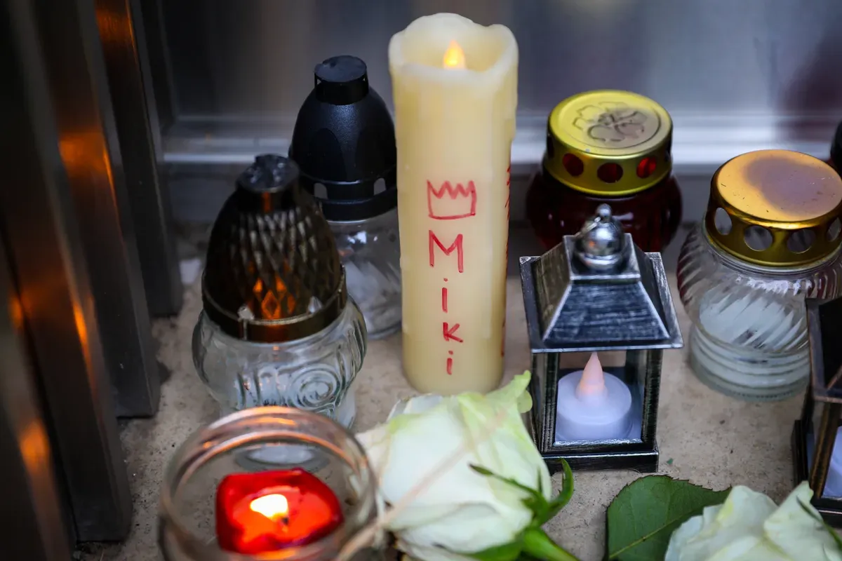 Mécseseket gyújtottak Fenyő Miklós házánál a tisztelői.