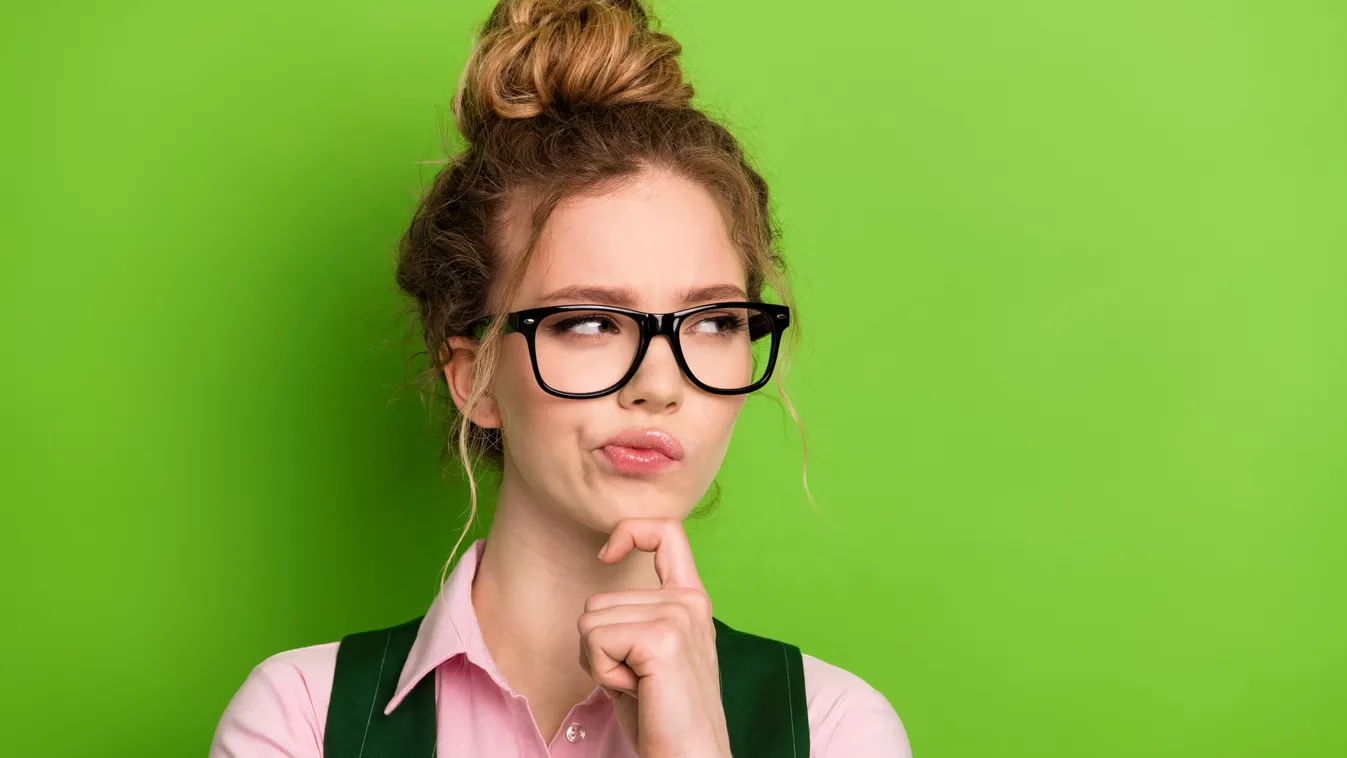 Személyiségtesztben szereplő kép egy szőke, szemüveges fiatal nőről