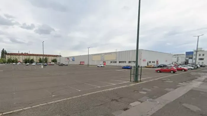 Tűz a Pólus Centerben: dolgozók oltották a lángokat