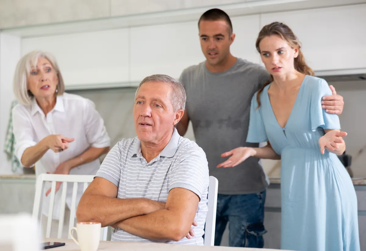 A horoszkóp szerint makacs családfő, akivel az egész család veszekszik.
