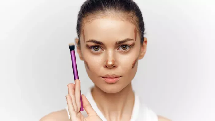 Szakember fedte fel arckarcsúsító sminktippjeit