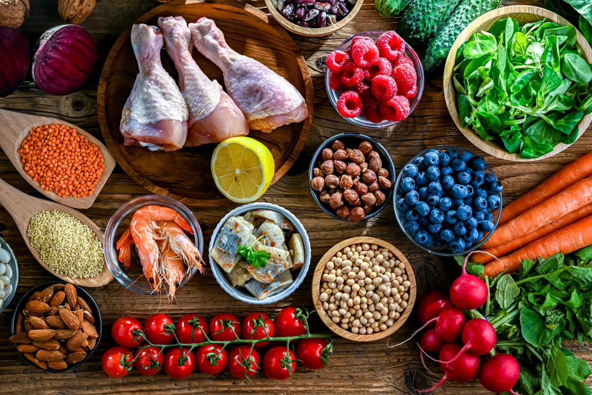 A mikrobiom diéta alapján összegyűjtött ételek az asztalon.