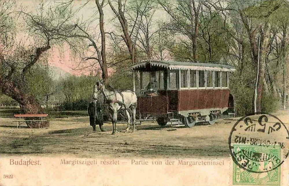 20. század eleji képeslap a Margitsziget lóvasútjáról. 