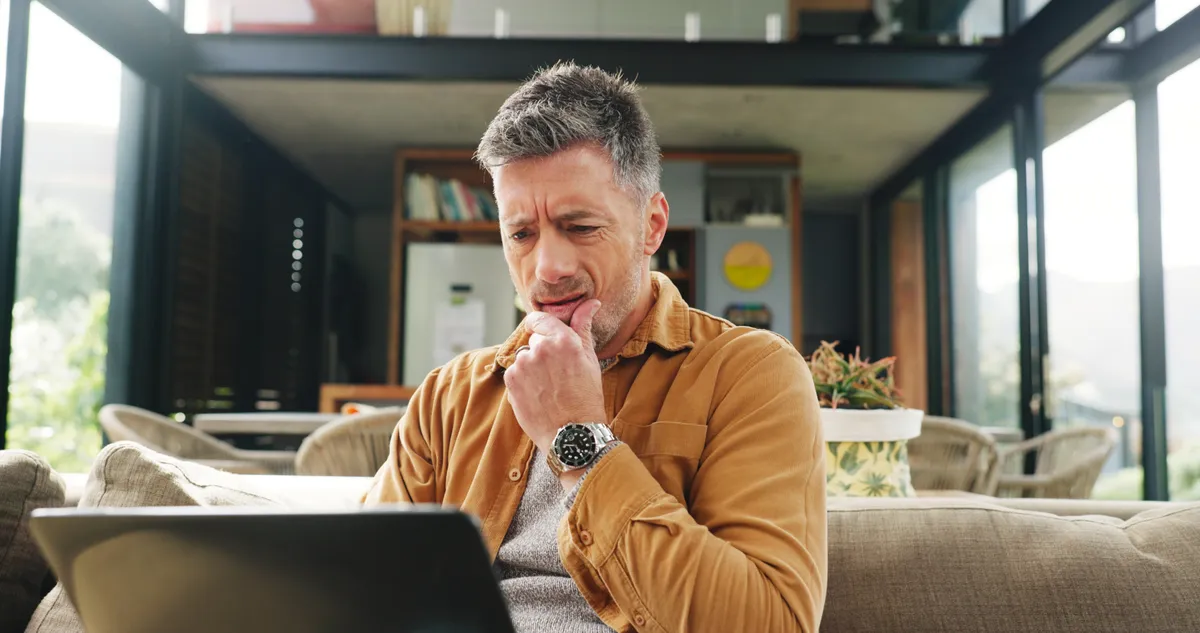 Gondterhelt férfi stresszel a laptopja előtt.