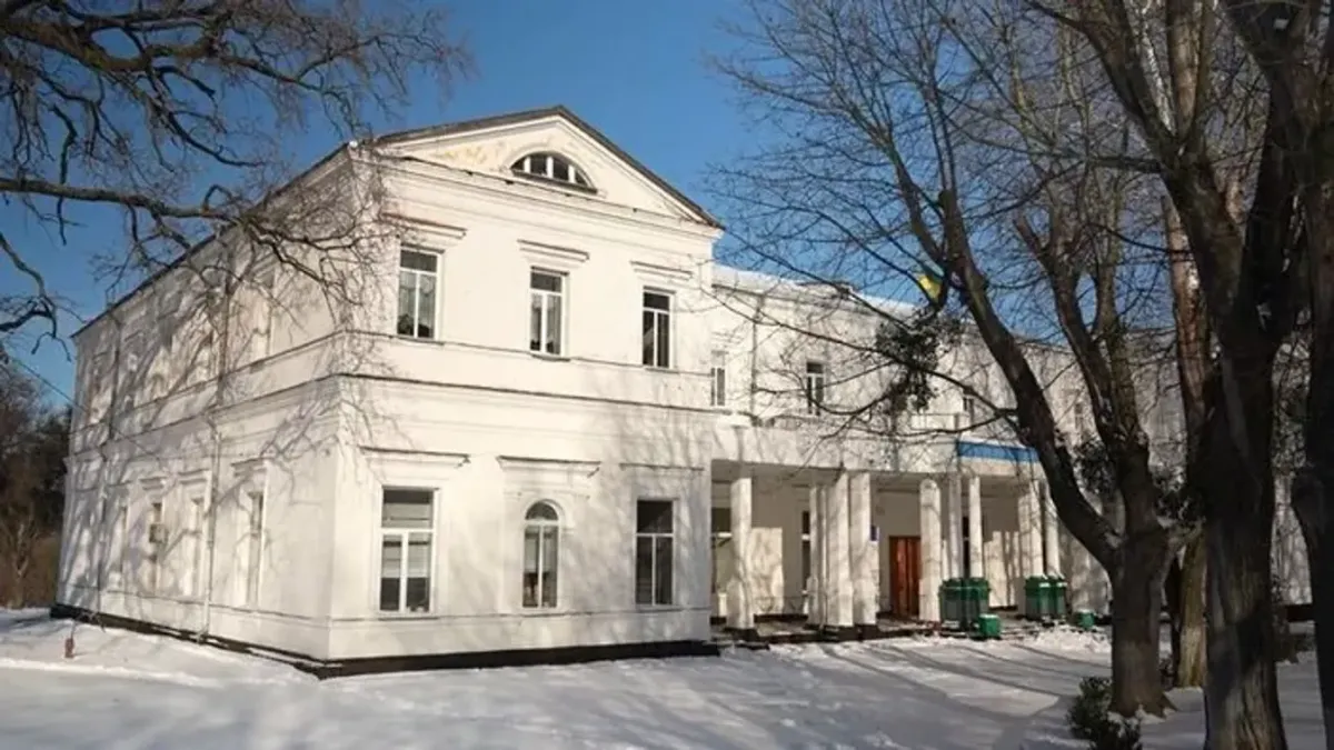 Álcahálót szőnek egy kollégium diákjai az áramkimaradás idején Ukrajnában