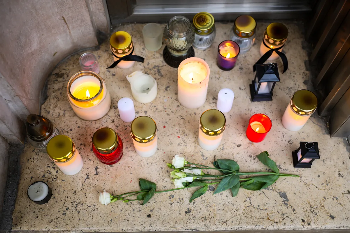 Fenyő Miklós emlékére égnek a mécsesek a ház bejáratában, ahol a mindennapjait élte.