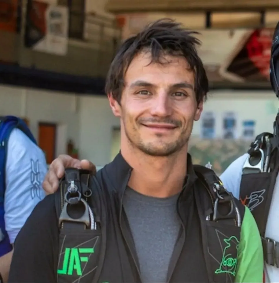 Szörnyethalt, nem nyílt ki az ejtőernyője a világbajnoknak