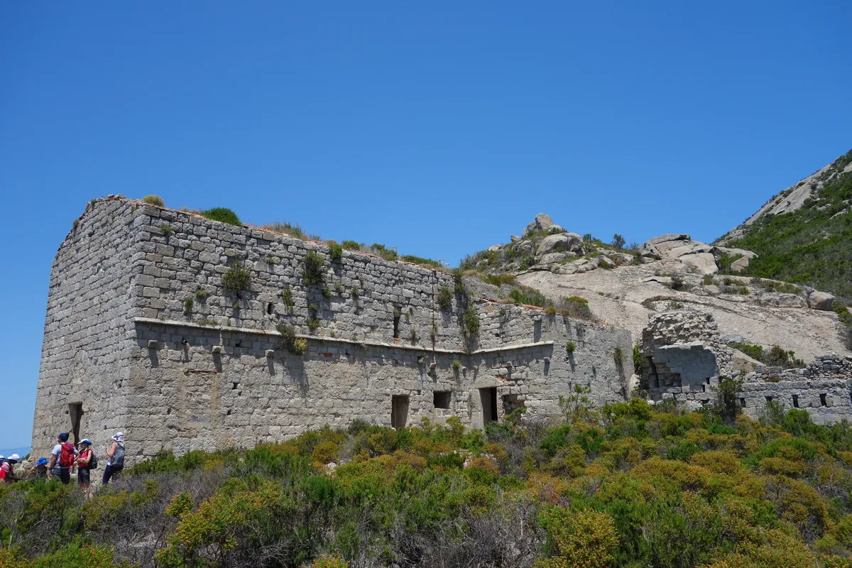A San Mamiliano-kolostor romjai Montecristo szigetén.
