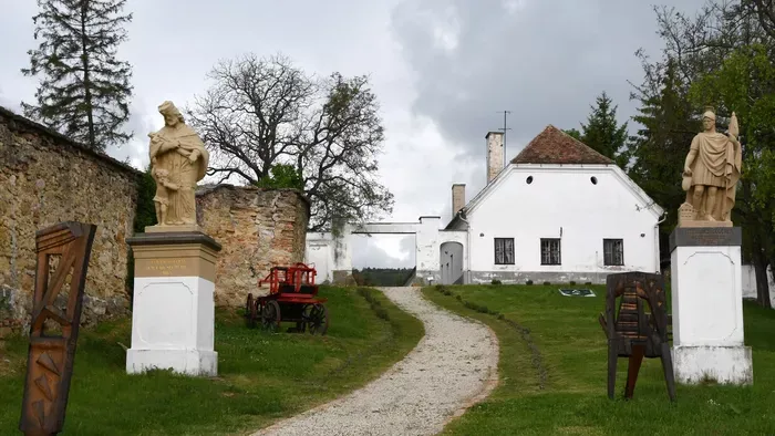 Passió, parasztházak és várromok: Magyarpolány csodái