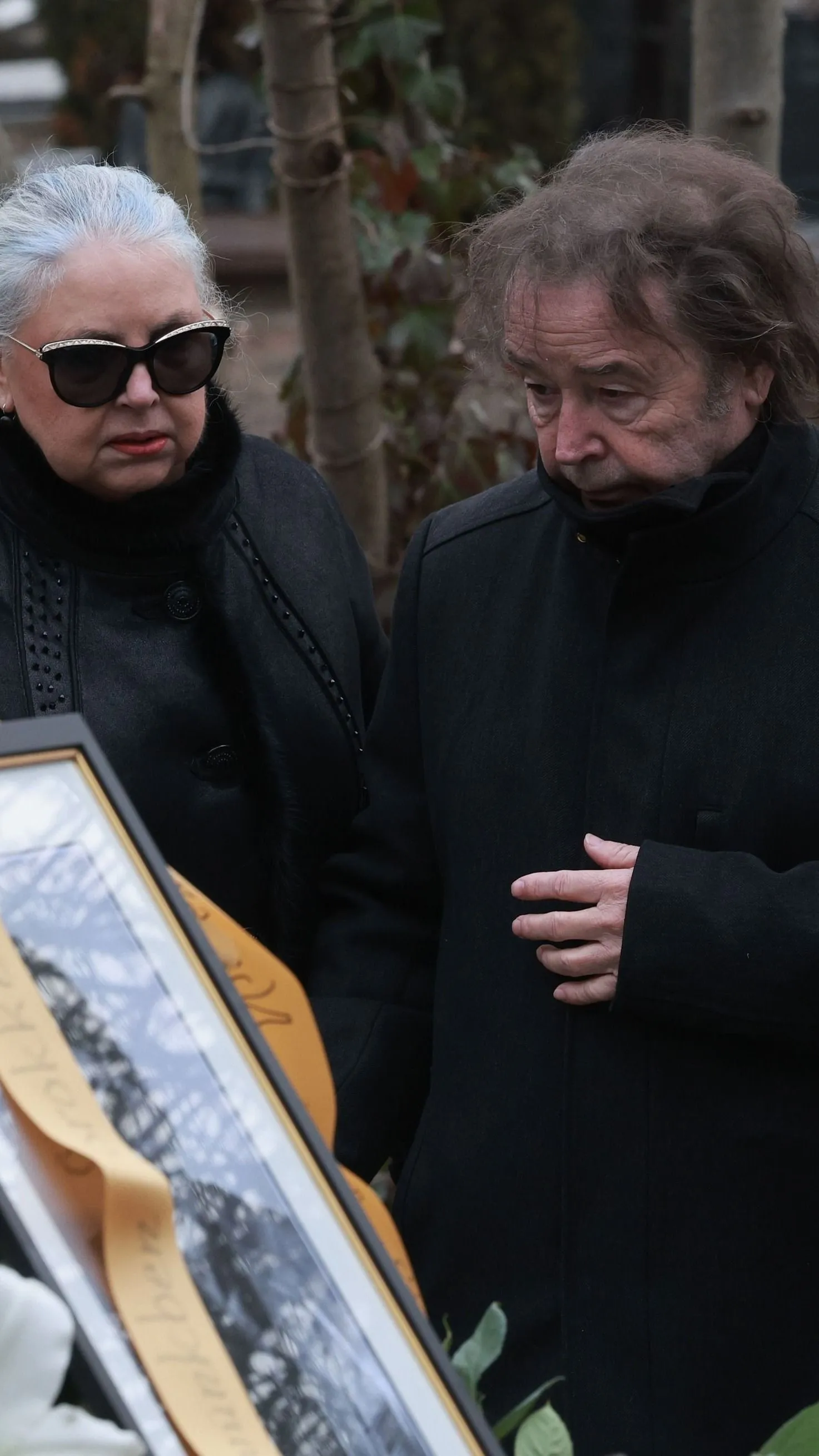 Szikora Róbert imádkozott Fenyő sírja mellett!