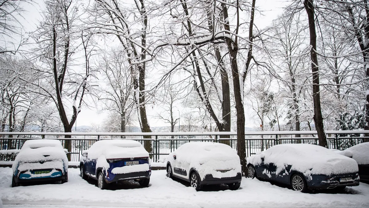 Ismét lecsap az országra a havazás, rendkívüli figyelmeztetést adott ki a katasztrófavédelem