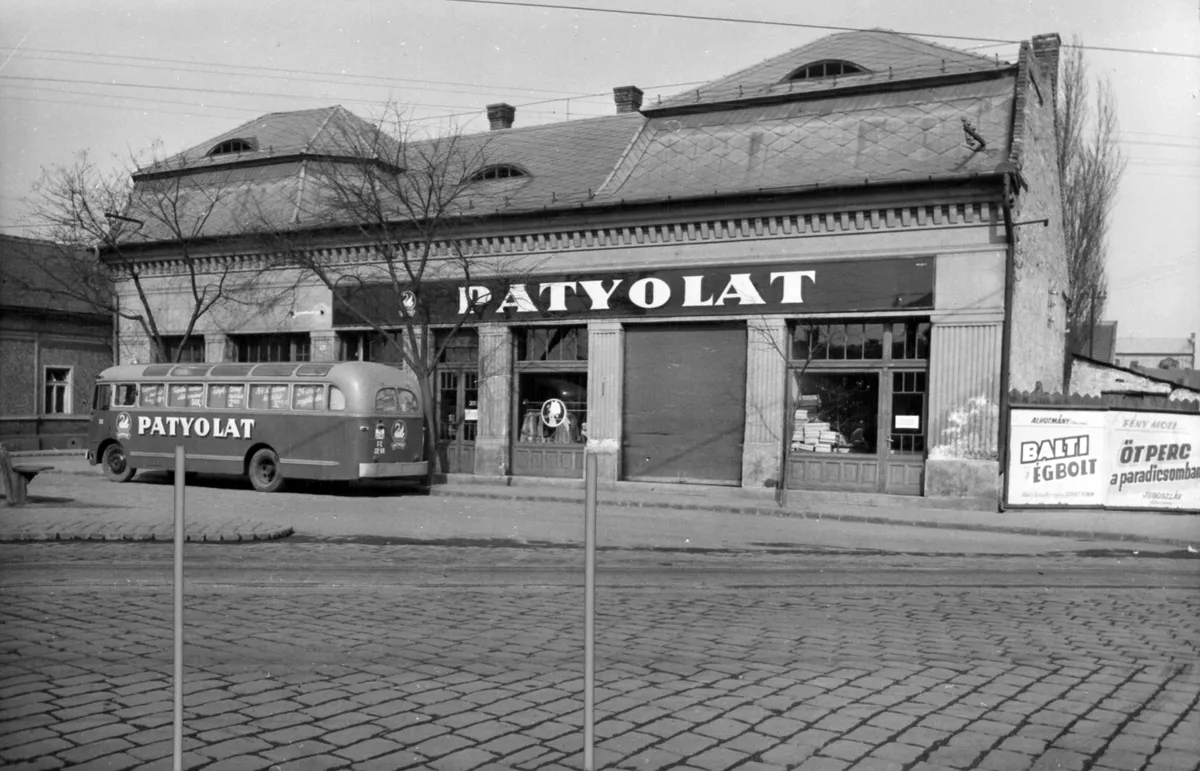 Retró kvízben szereplő régi kép a Patyolat üzletről.