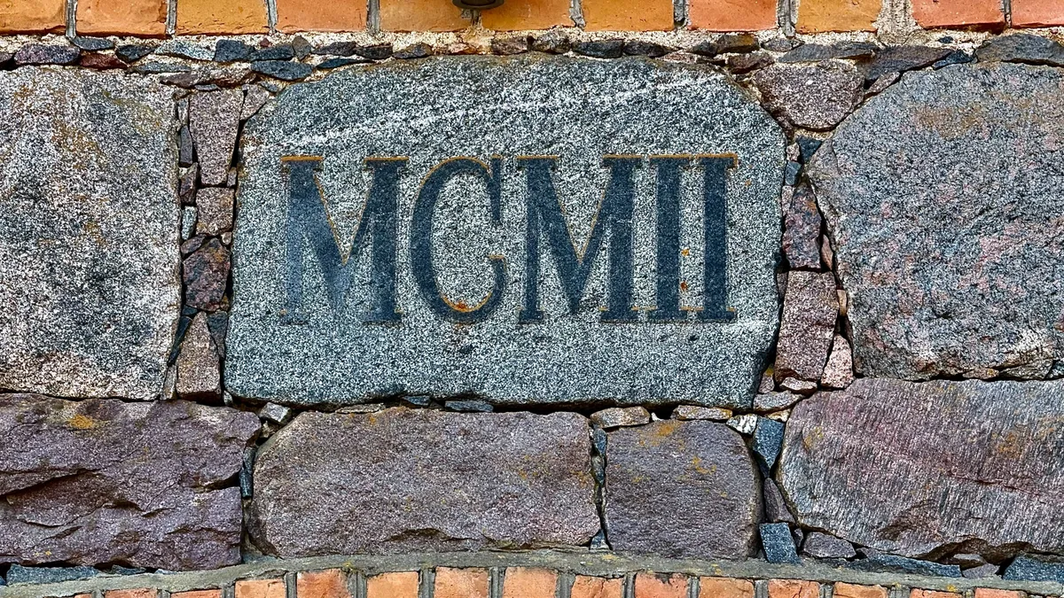 Római számok egy kőbe vésve a kvízben.