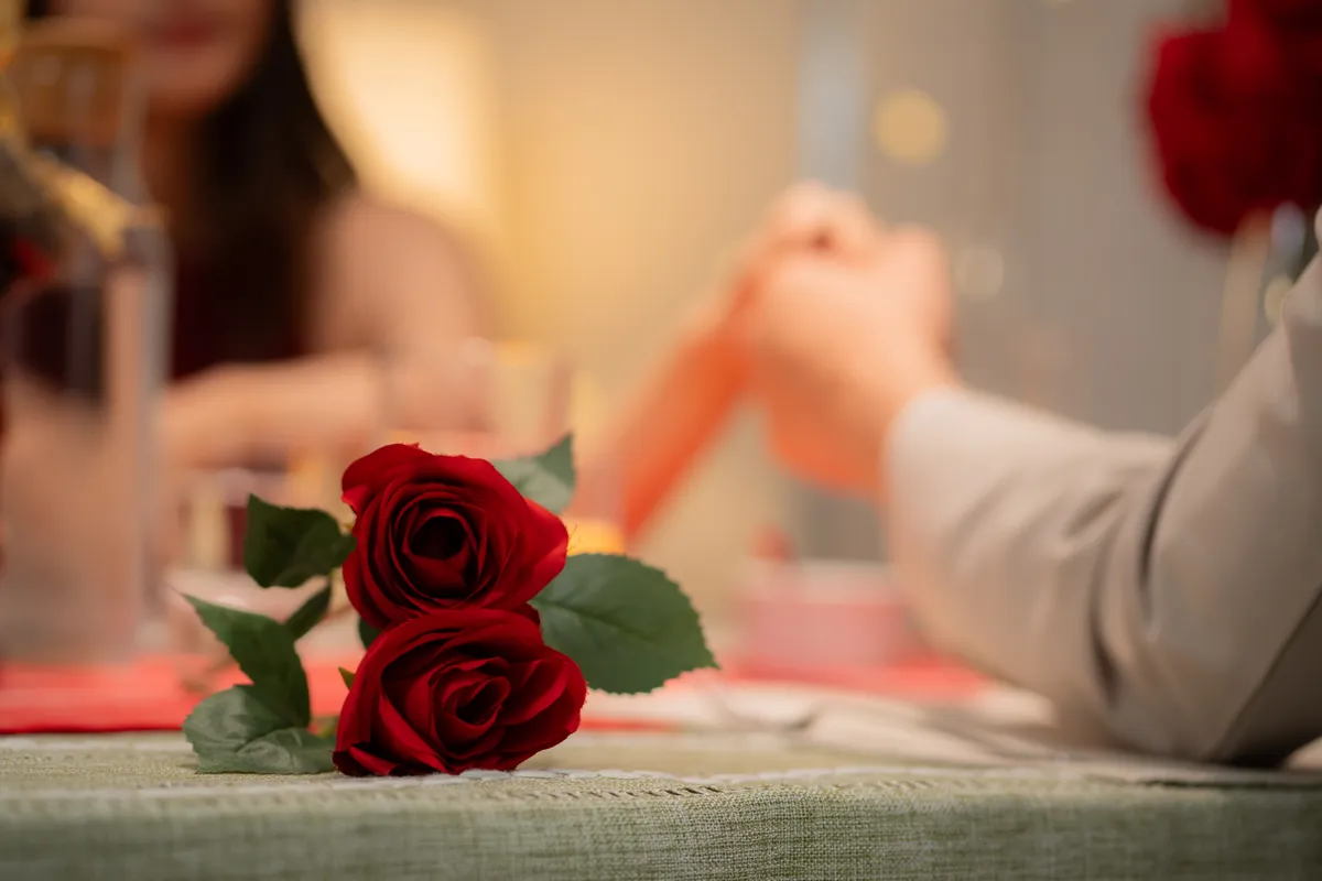 A horoszkóp szerint romantikus férfi, aki rózsát vitt a kedvesének.