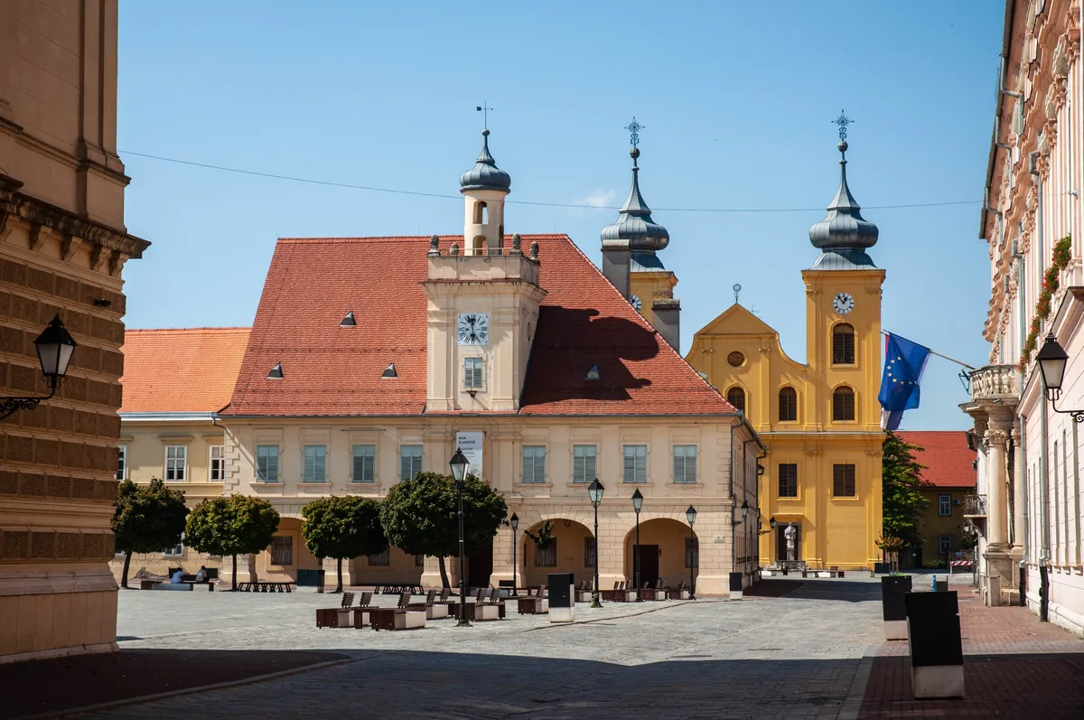 Eszék óvárosa a Régészeti Múzeum és a Szent Mihály templom tömbjével.