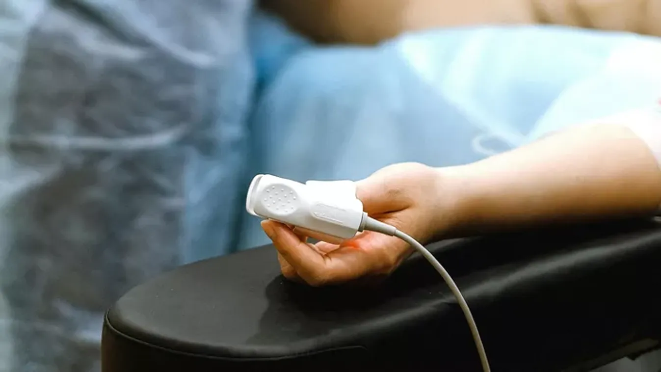 Gyomorforgató új trend: holttestekből származó zsírt fecskendeznek a nők fenekébe és melleikbe