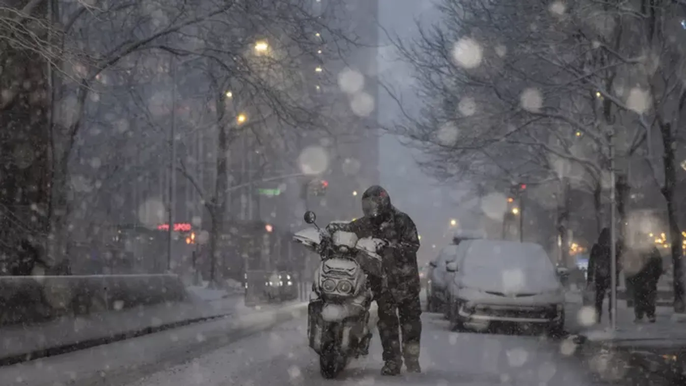 Szükségállapot New Yorkban: elesett a Nagy Alma a hó elleni küzdelemben